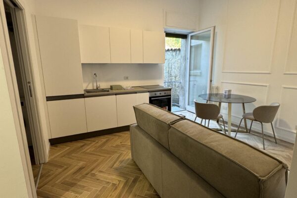 operazione immobiliare Bergamo | frazionamento ufficio e cambio uso in abitativo | bilocale arredato | boiserie | Bergamo