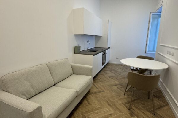 operazione immobiliare Bergamo | frazionamento ufficio e cambio uso in abitativo | bilocale arredato | boiserie | Bergamo