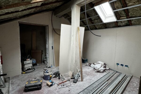 flipping immobiliare | trasformazione di sottotetto in bilocale di desing | via mincio |  cantiere