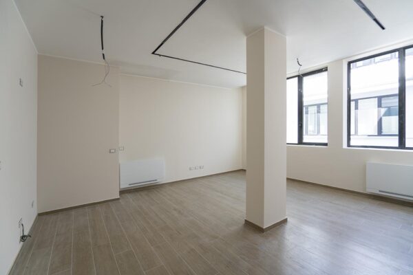 Sala con cucina_Riqualificazione immobiliare Milano_Flipping immobiliare Milano